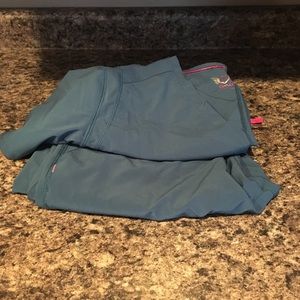 Women’s shed-proof/stain resistant scrub set